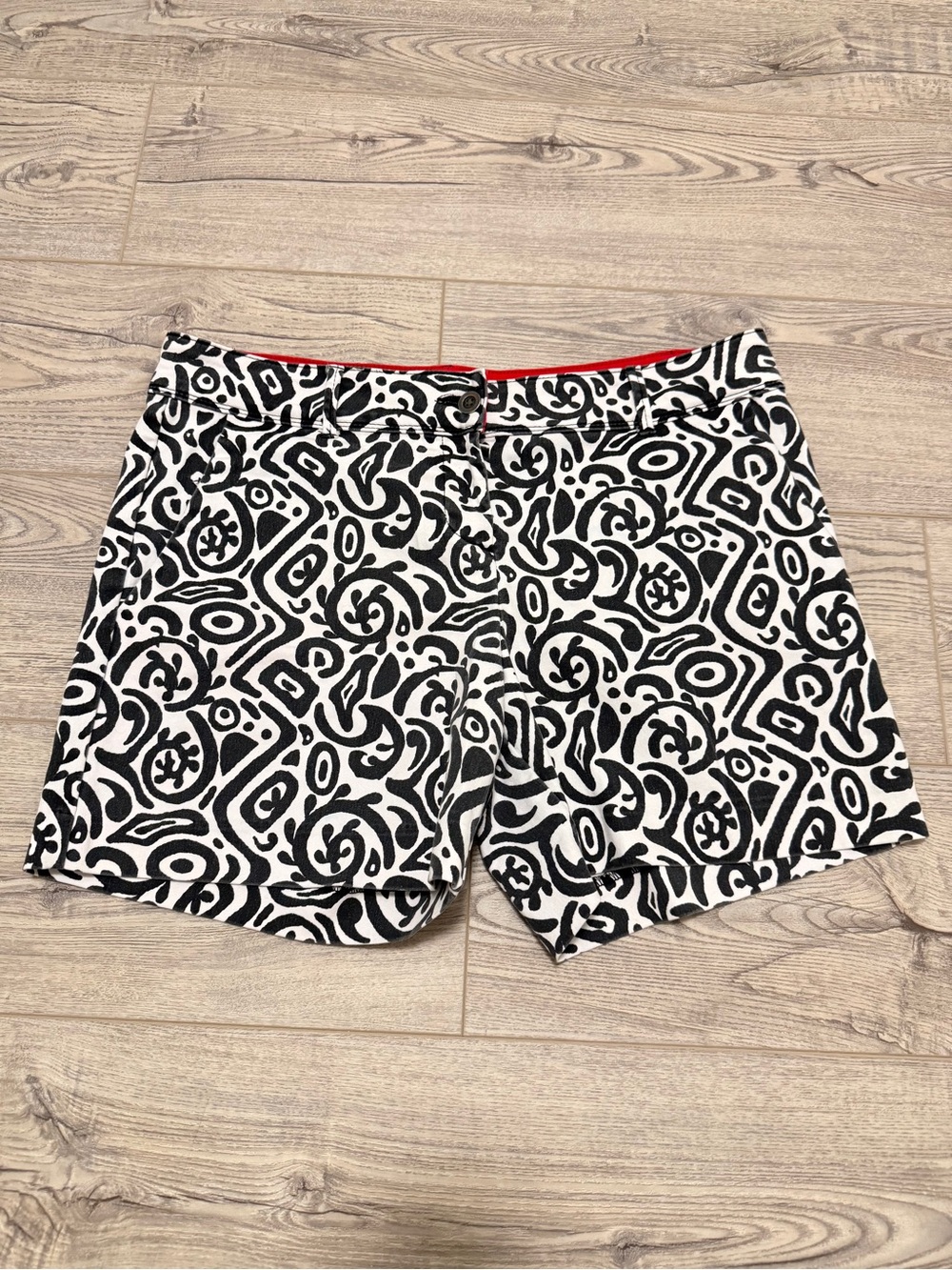 Isaac Mizrahi Black and White Patterned Shorts 5” Inseam